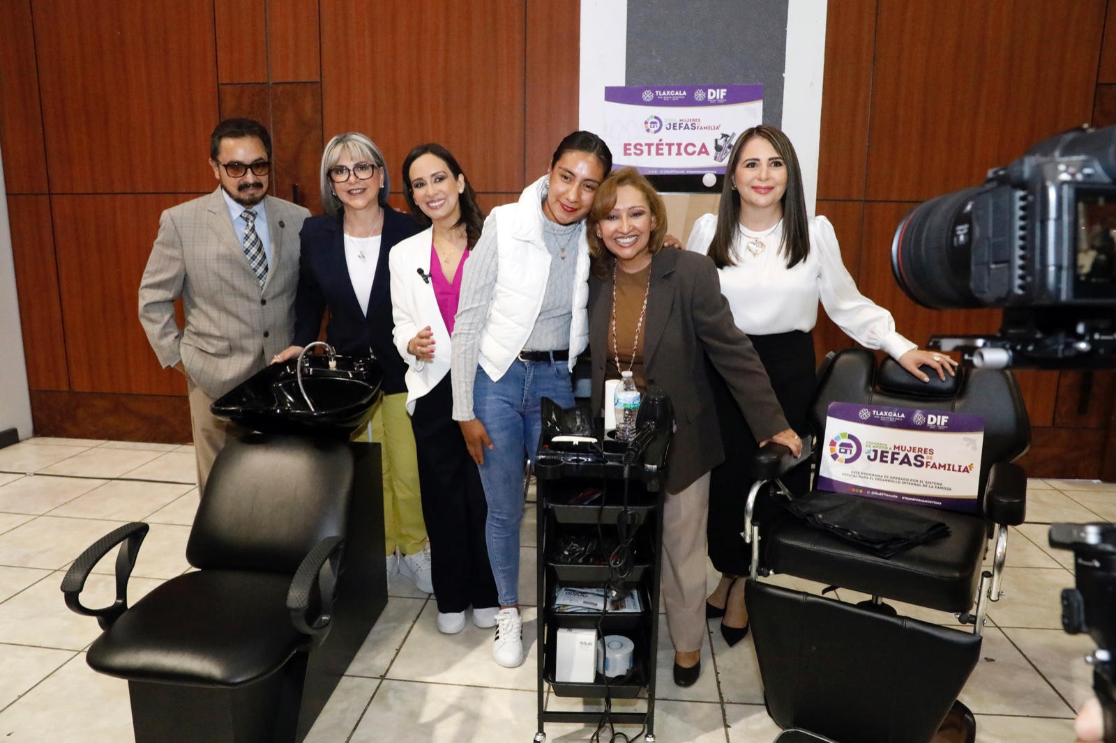 Entregan gobierno y SEDIF paquetes de emprendimiento a mujeres jefas de familia